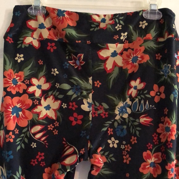 LuLaRoe Tall & Curvy Leggings - Picture 3 of 5